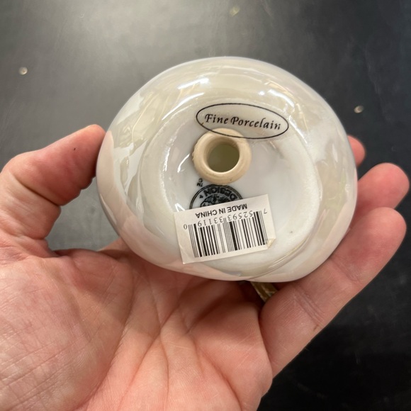 Porcelain nativity ornament by Appletree - Picture 4 of 9